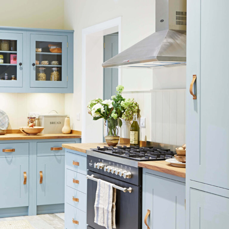 Cottage kitchen in Mittens.