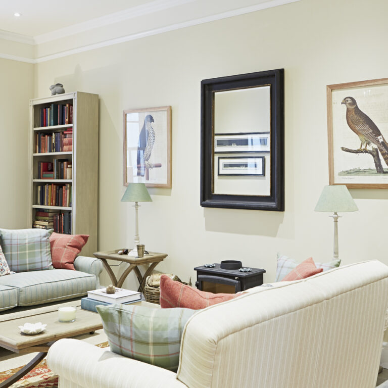 Large Cottage living room - Mittens